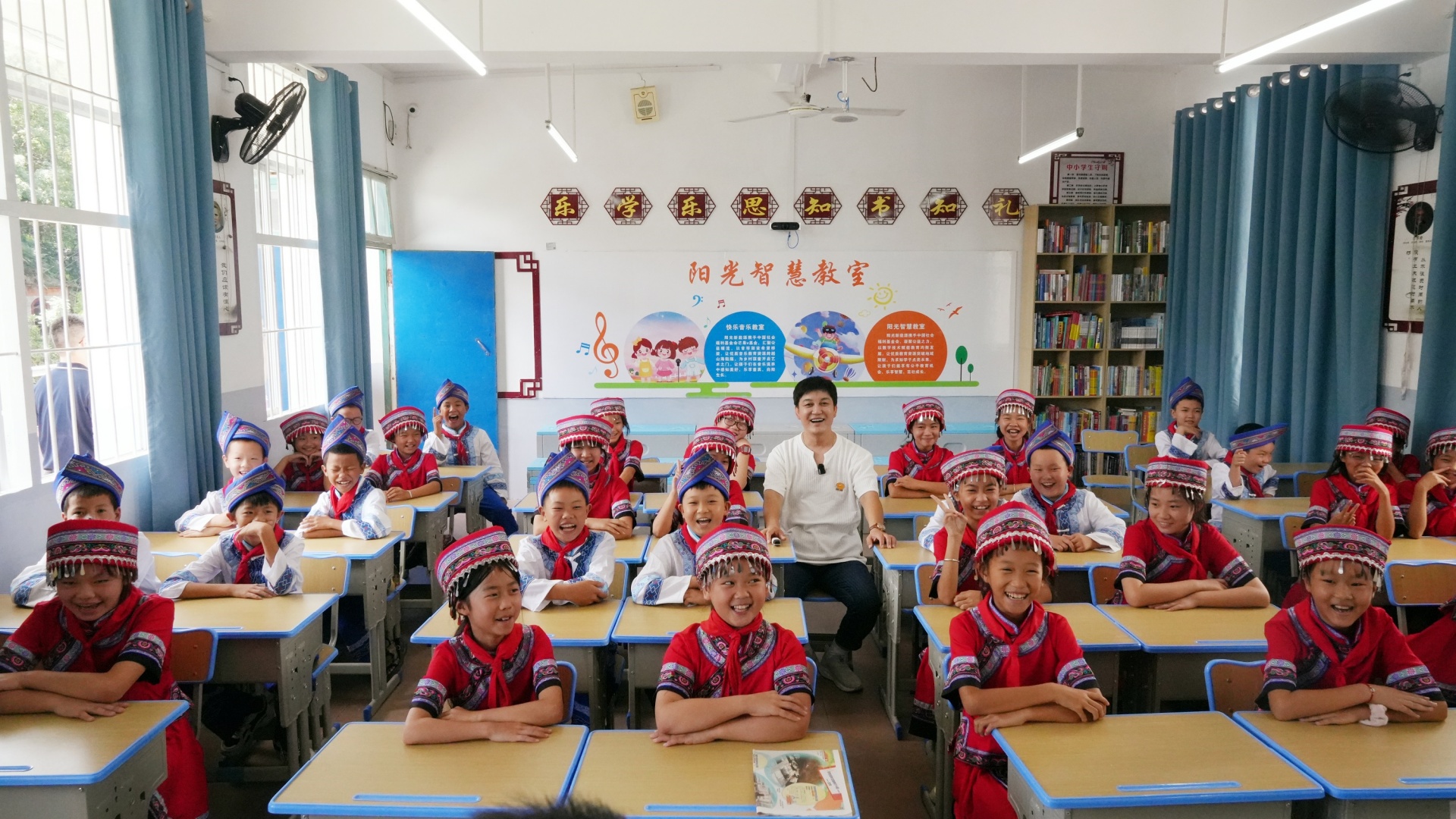 Sungrow Positive Energy Charity Initiative | Li Rui Brings the First Sungrow Lesson to Ten Schools