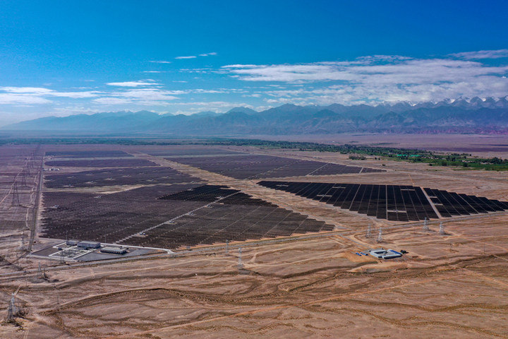 Connected Sungrow Renewables' first photovoltaic power plant to the grid in Jiuquan, Gansu.